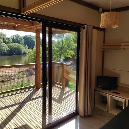 Au Bord De L'eau Les Logis De L'oumois Jaktstuga *