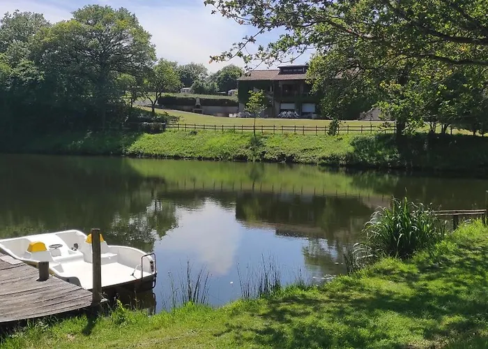Au Bord De L'eau Les Logis De L'oumois Lodge *