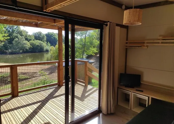 Au Bord De L'eau Les Logis De L'oumois Lodge *