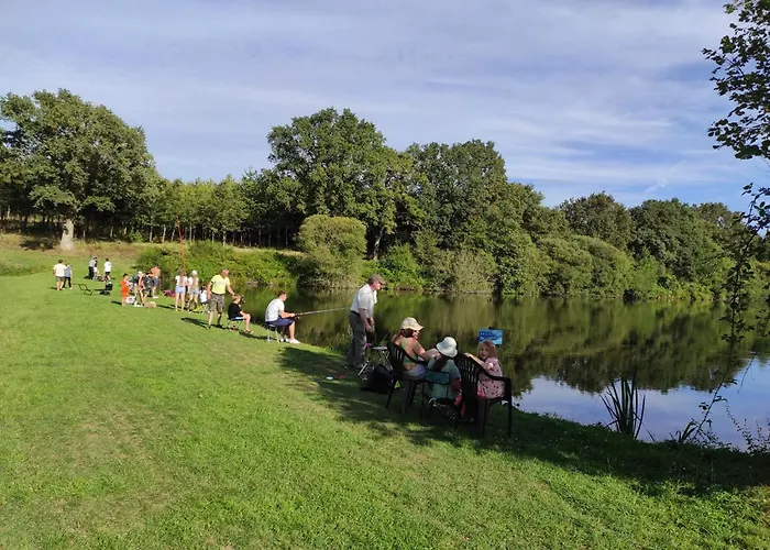 Au Bord De L'eau Les Logis De L'oumois Lodge Maulévrier